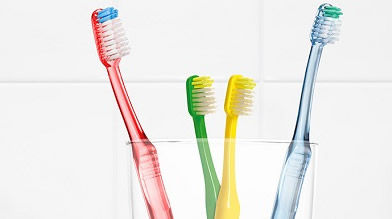 Clínica Fernández Abarca  Tipos de cepillos de dientes: ¿cuál es el más  adecuado?